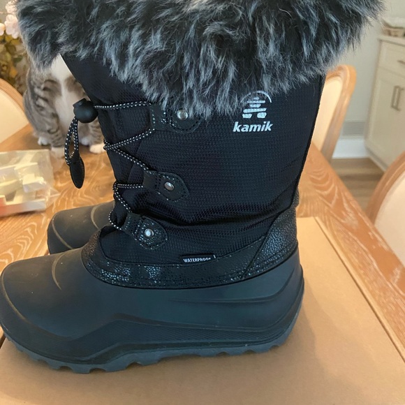 Kamik Black Boots with Faux Fur-Powdery 3. Size big kid 4 - Picture 1 of 7